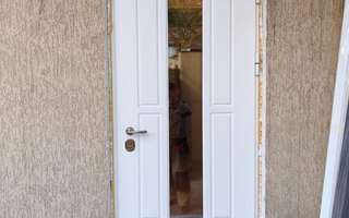 белая дверь для загородного дома с тройным стеклопакетом
