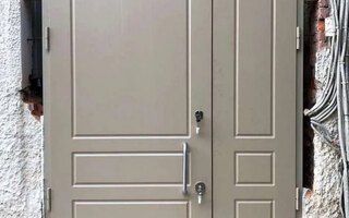 входная полуторная дверь с ручкой скобой