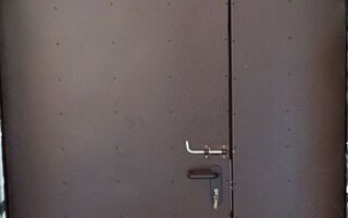 антивандальная полуторная дверь со шпингалетами внутри