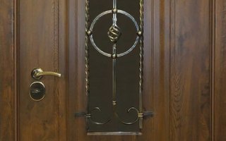 входная дверь в коттедж, модель ДКТЖ-28, с ковкой и стеклом, один замок, вид снаружи